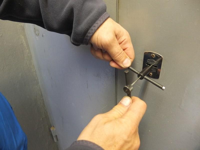 Срочное открытие замков гаража в Сарапуле